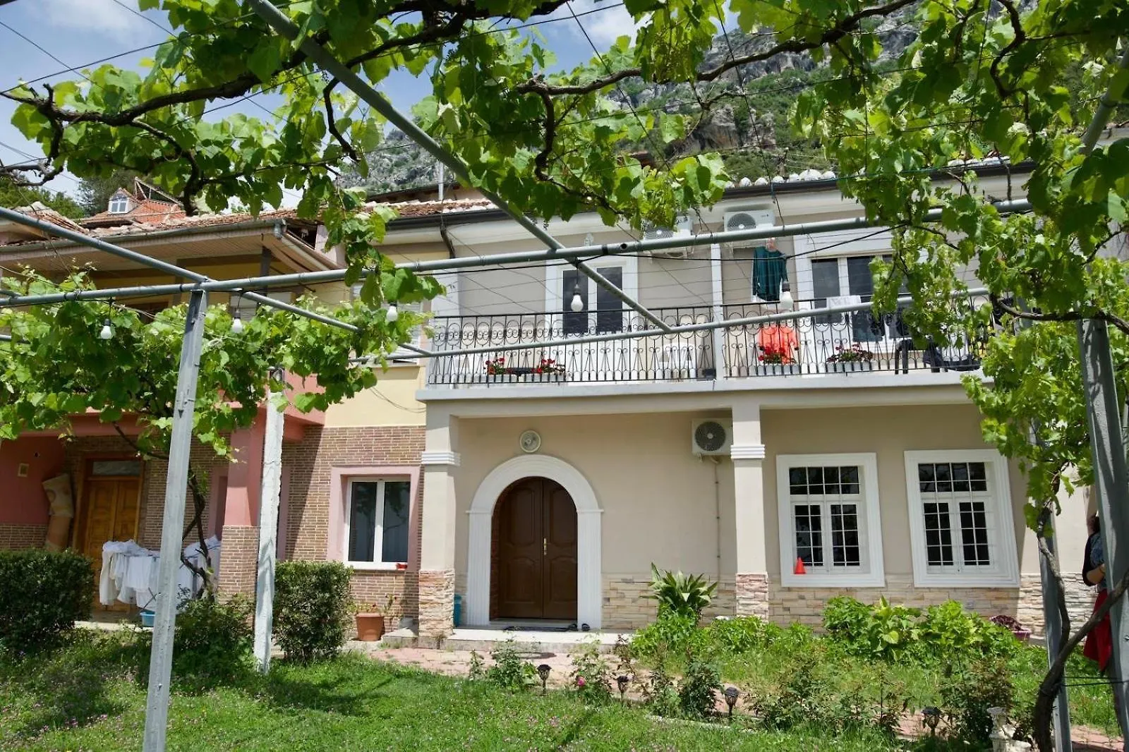 Garden Villa Guni Kruje 0*,  Albania